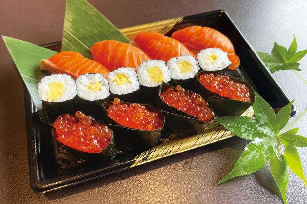 サーモンといくらの親子握り